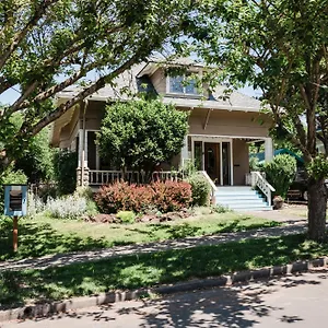 https://southeast-portland-comfy-eclectic-craftsman-home.portland-hotels.info